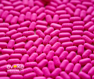 image of dozens of pink pill capsules to illustrate what is brompheniramine