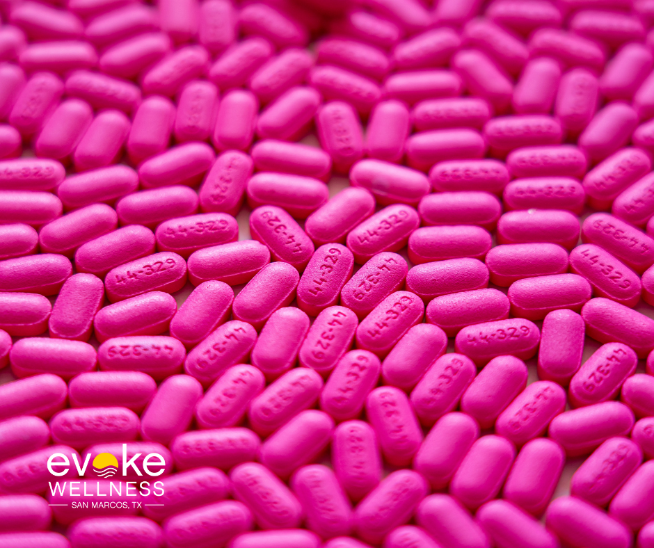 image of dozens of pink pill capsules to illustrate what is brompheniramine